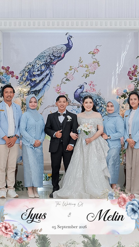 Pasangan pengantin bersama empat anggota tim Salmon Productions, September 2026